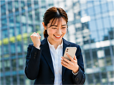 スマホを見て喜ぶビジネスパーソン